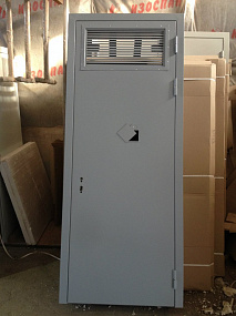 Огнеупорная дверь с выпадающим порогом и решёткой